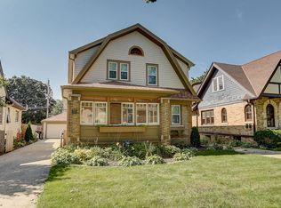 2567 N 62nd St, Wauwatosa, WI 53213