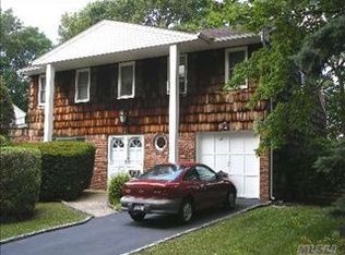 17 Wesleyan Rd, Commack, NY 11725