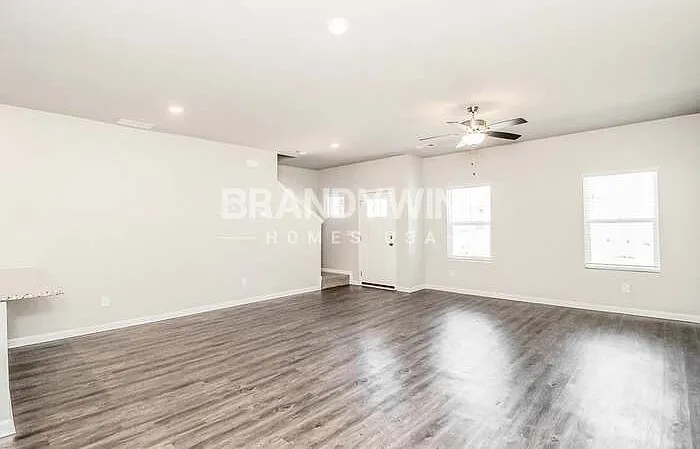 345 Bascomb Cres — Photo 6