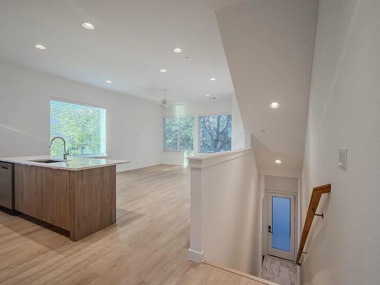 4911 Belmont Ave #13 — Photo 32