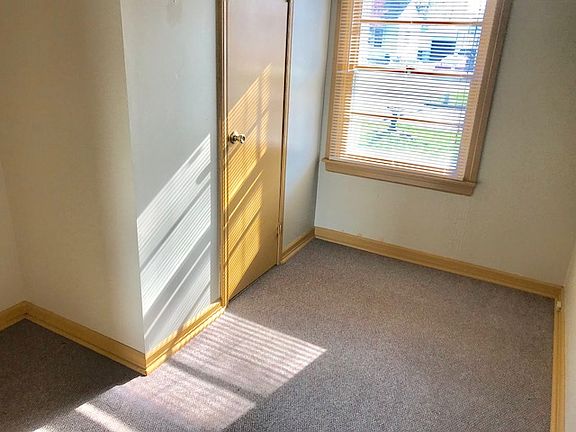 3rd image of 808 N Lincoln Park Dr