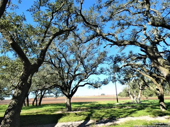 7254 E CR 418, Beeville 78102