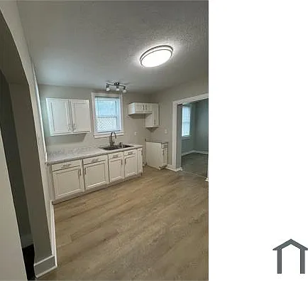2903 S Elm St — Photo 2