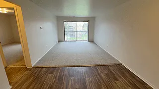 Lakeside Village Apartments — Photo 106