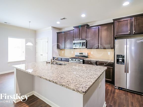5th image of 861 Sonoma Dr