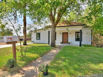 3 bed, 2.0 bath, 1198 sqft, $1,600 — Photo 4