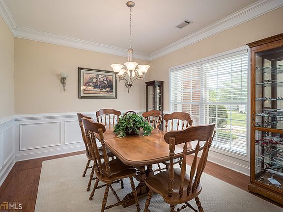 5th image of 461 Glouchester Dr
