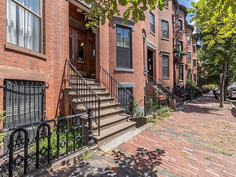 31 Hanson St #3 — Photo 18