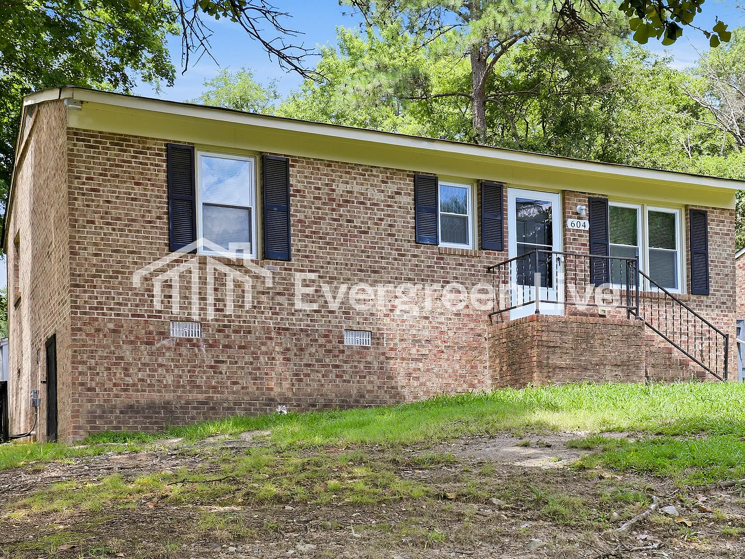 3 bed, 1.0 bath, 965 sqft, $1,195 — Photo 2