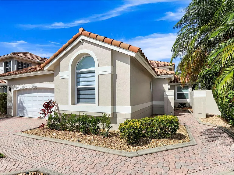1530 Lacosta Dr W — Photo 2