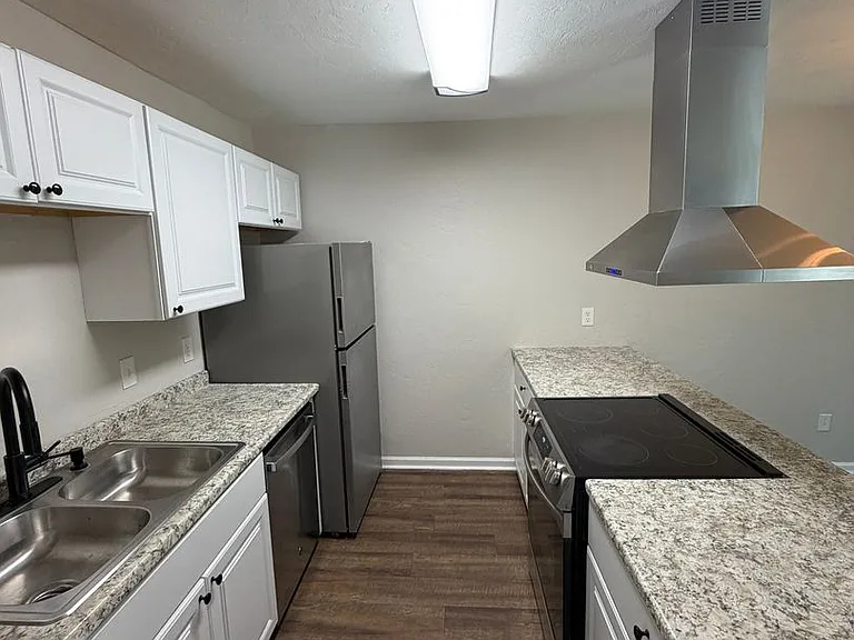 653 Holyoke Court — Photo 9