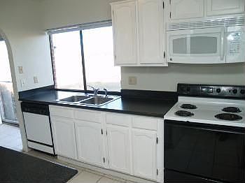 3rd image of 1121 White Oak Dr