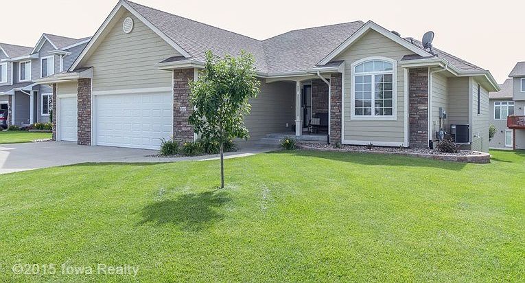 1st image of 860 SE Deerfield Ln