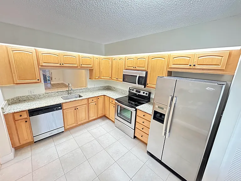 900 SW 142nd Ave #202L — Photo 7