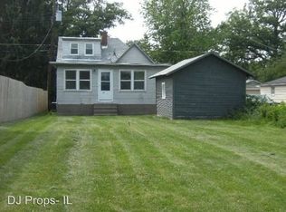 312 8th St, Silvis, IL 61282