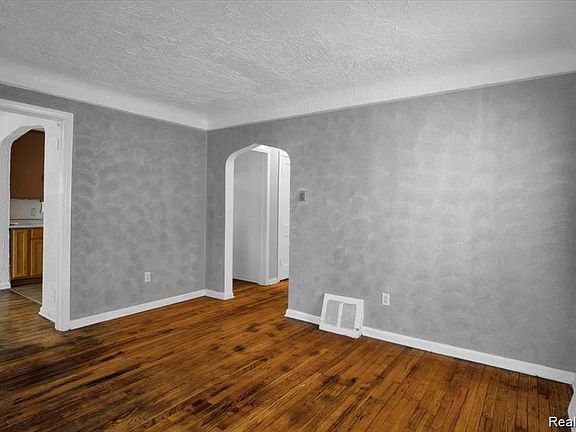 5th image of 14825 Ohio St