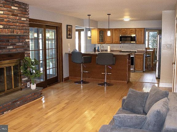 4th image of 6 Hickory Ln