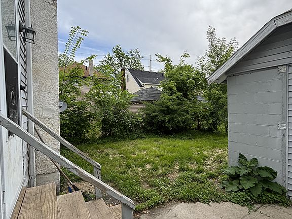 3rd image of 805 Riverview Ave