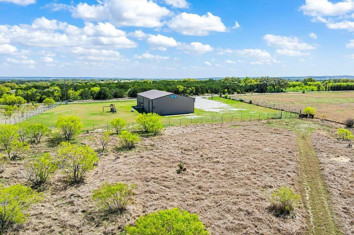 3 bed, 2500 sqft, $3,950 — Photo 3