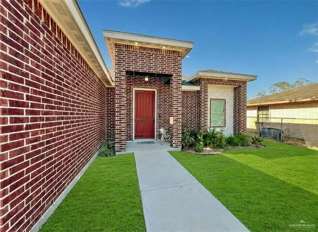 3 bed, 2.0 bath, 1700 sqft, $2,100 — Photo 2