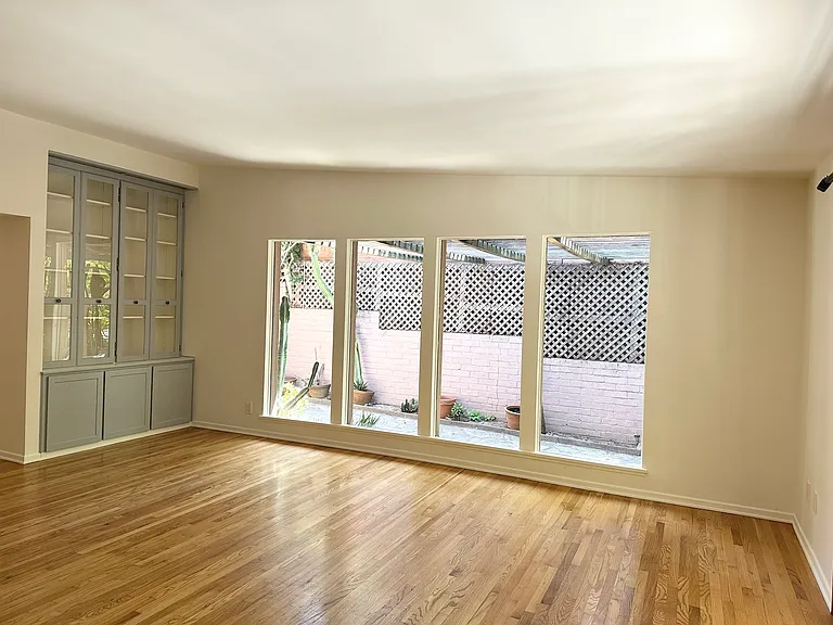 8640 Lookout Mountain Ave — Photo 5