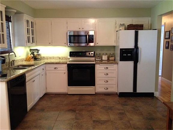 3rd image of 823 E Brentwood Dr