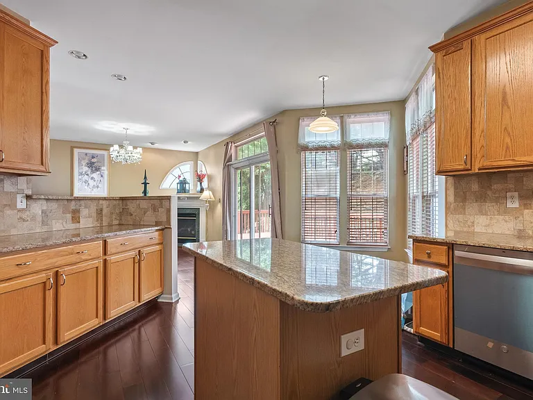 929 N York Dr — Photo 12