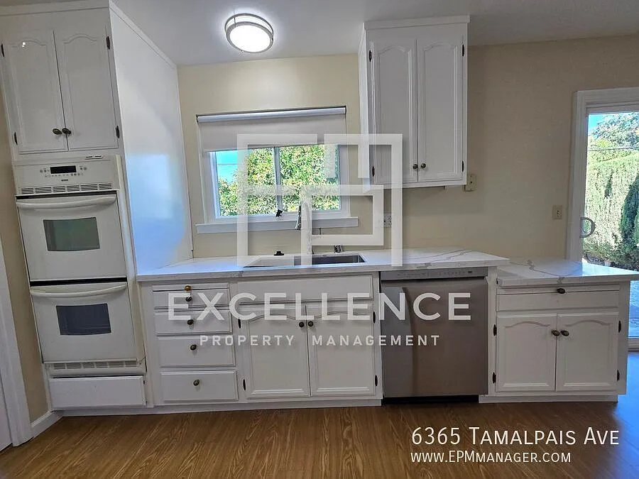 Pet Friendly 3/2 House with Granite Counters, AC, Hardwood Floors & 1700+SF — Photo 3