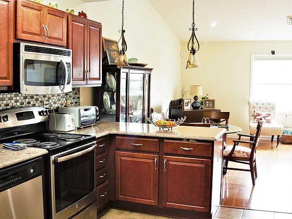 3rd image of 212 Willow Ln #2