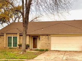 1701 Holly Spring Ct, Arlington, TX 76018