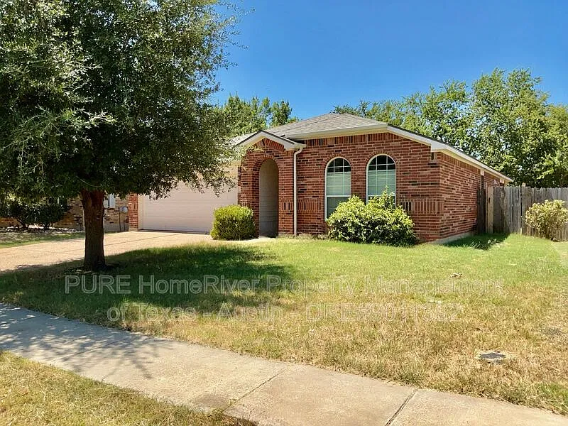 3 bed, 2.0 bath, 1813 sqft, $1,800 — Photo 1