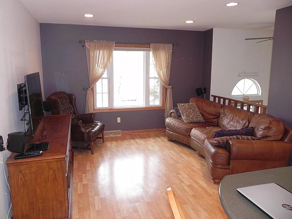 2nd image of 548 Woodridge Dr
