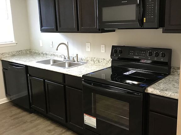 3rd image of 705 W Putman St APT D3