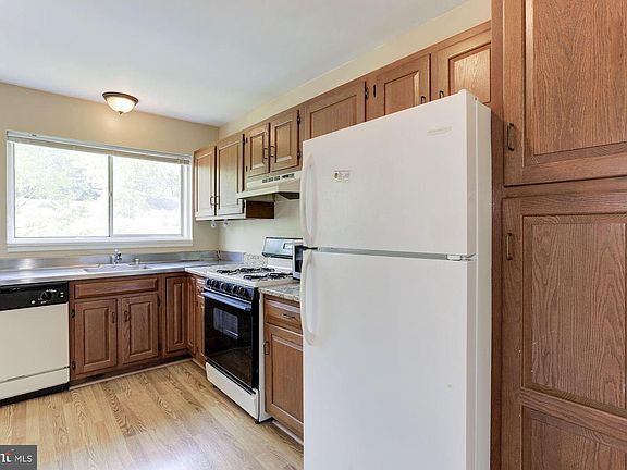 5th image of 10662 Weymouth St W #104