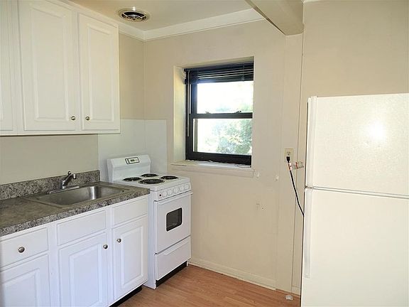 5th image of 100 W Charlotte St APT D