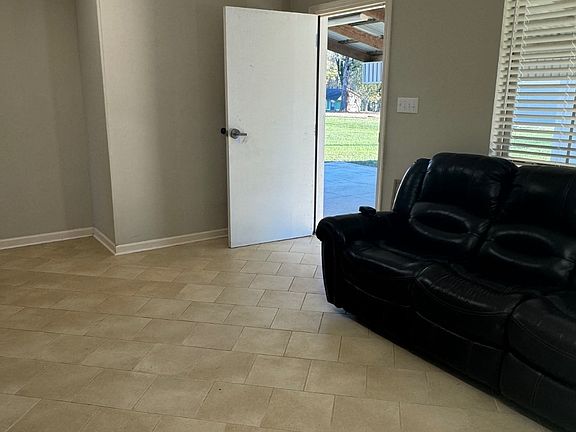 4th image of 160 Domingue Ln
