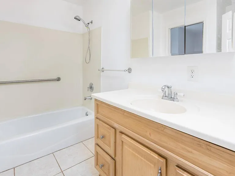 6885 Kings Row Dr — Photo 10