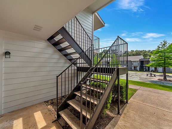 2nd image of 504 S Van Buren St #405
