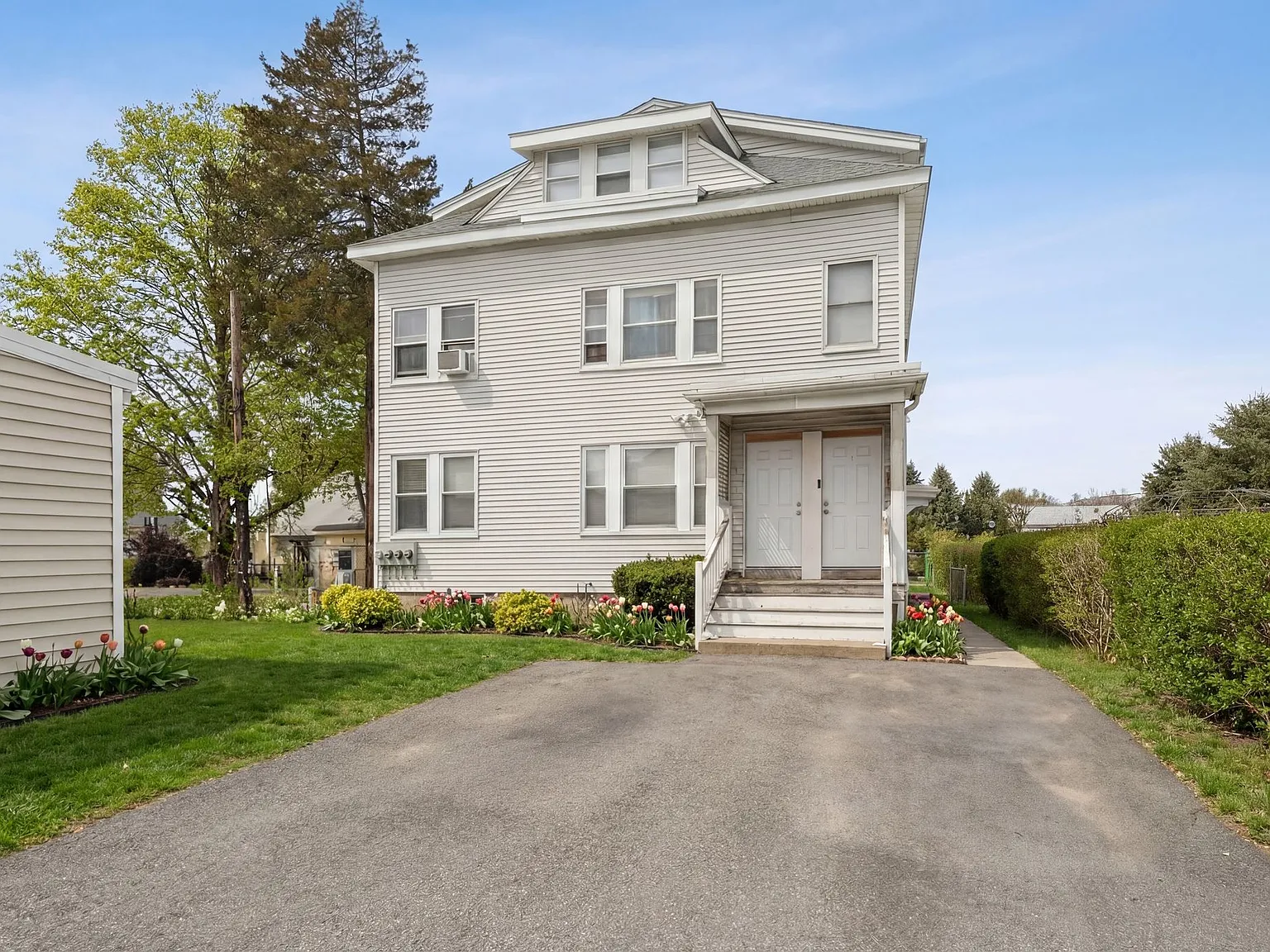 3 bed, 950 sqft, $2,000 — Photo 1