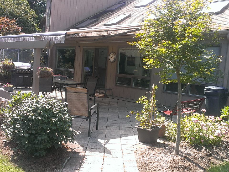 2nd image of 302 Chestnut Hill Rd