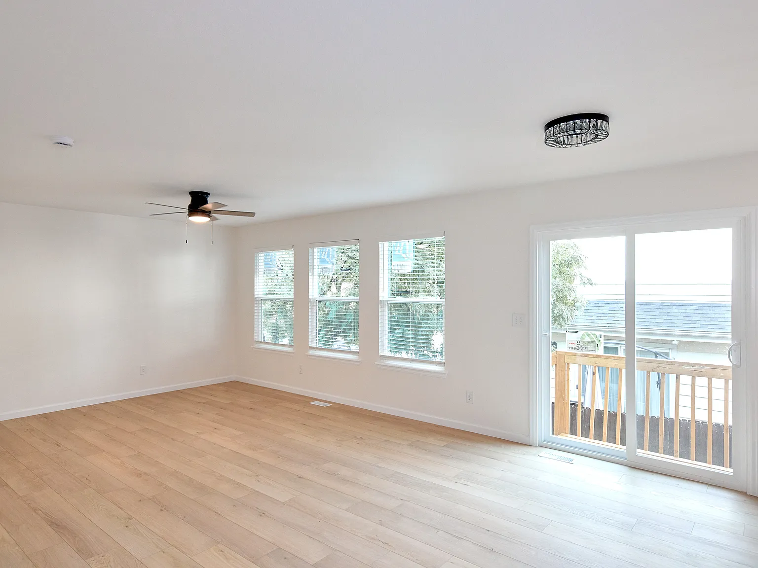 4 bed, 1976 sqft, $3,190 — Photo 2
