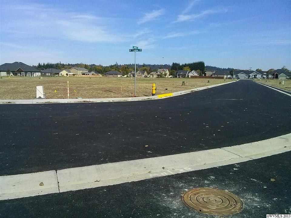 2nd image of 2932 NE Levi Ln