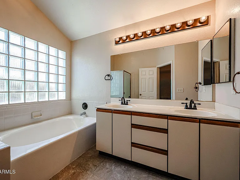 3305 E Wildwood Dr — Photo 24