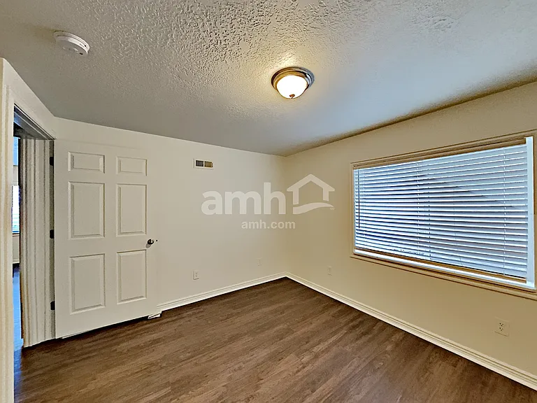 4384 N Maple Dr — Photo 21