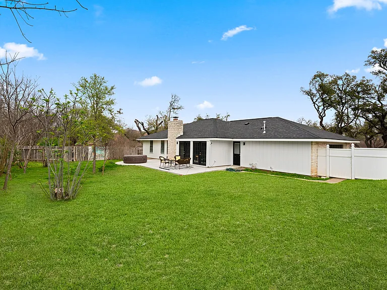 Huge Fenced Backyard!