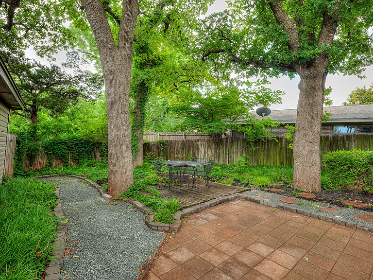 4620 N Harvey Pkwy — Photo 38