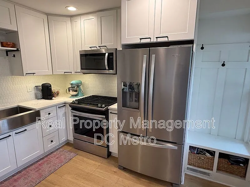 3 bed, 3.0 bath, 1344 sqft, $3,300 — Photo 3