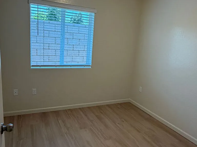 1060 Glass Ave — Photo 14