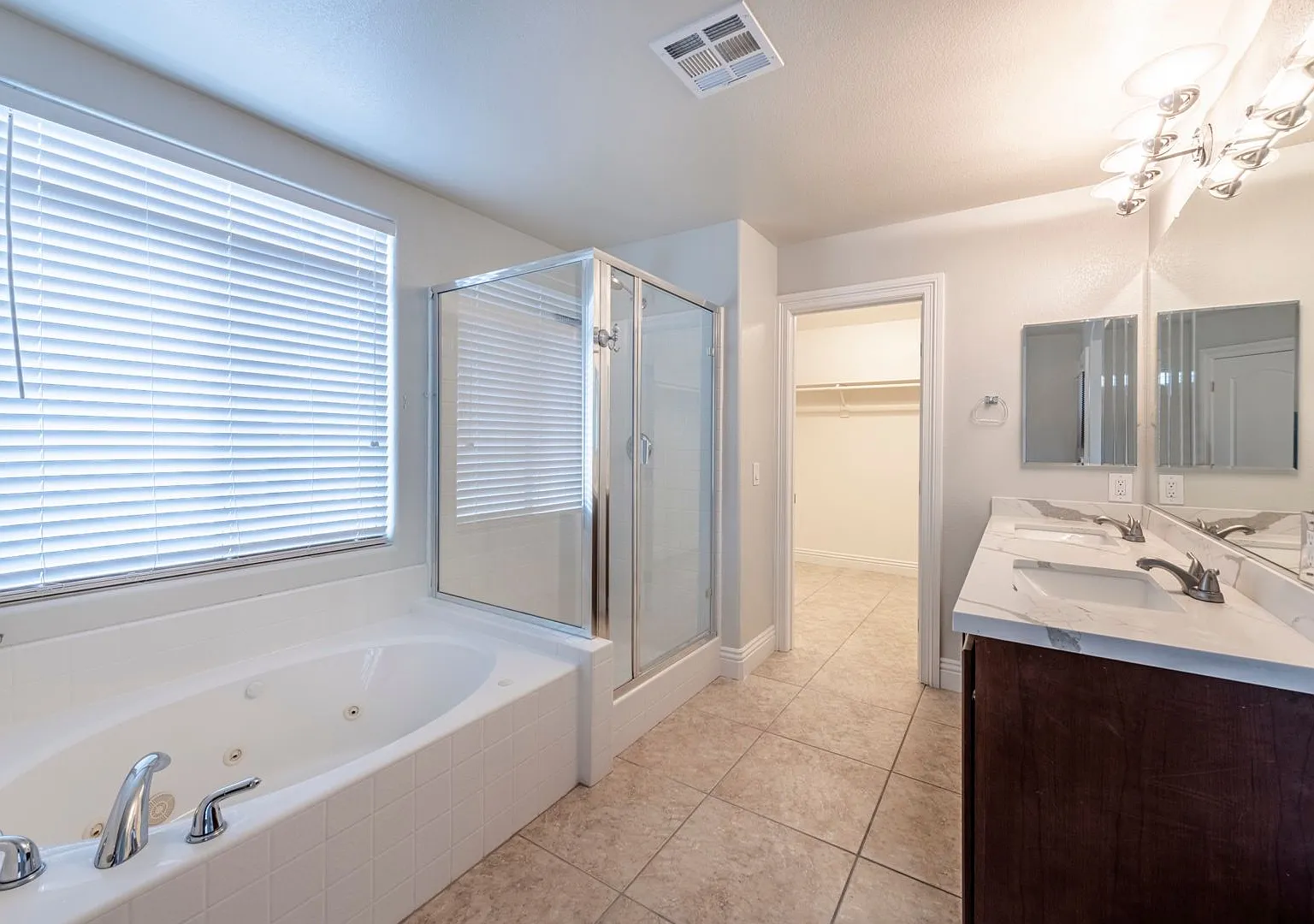 Large Beautiful Home — Photo 3