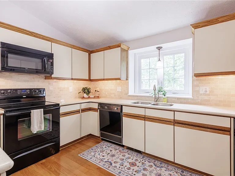 30 Cambridge Ct — Photo 6